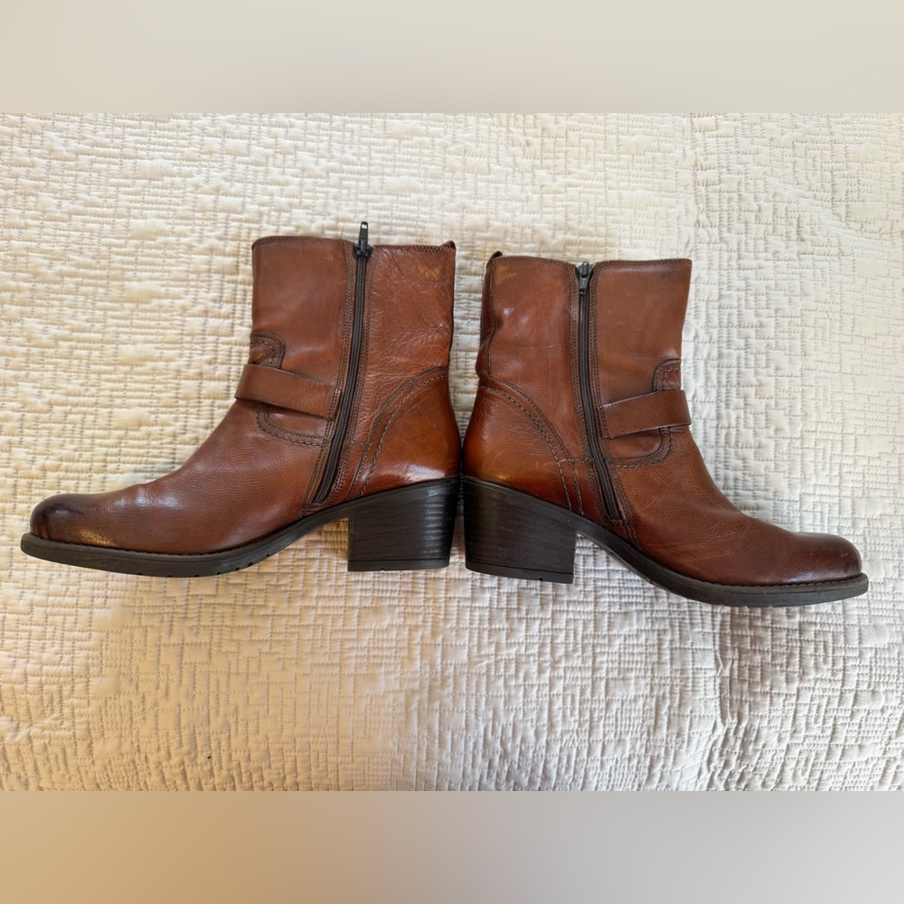 Clark’s Women’s Cognac/Brown Leather Ankle Boots - Picture 5 of 6